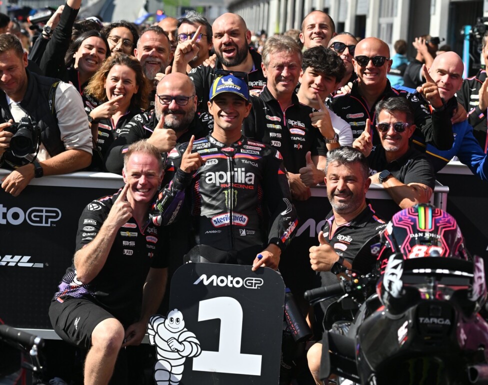 Jorge Martín celebrando tras lograr la pole position en MotoGP.
