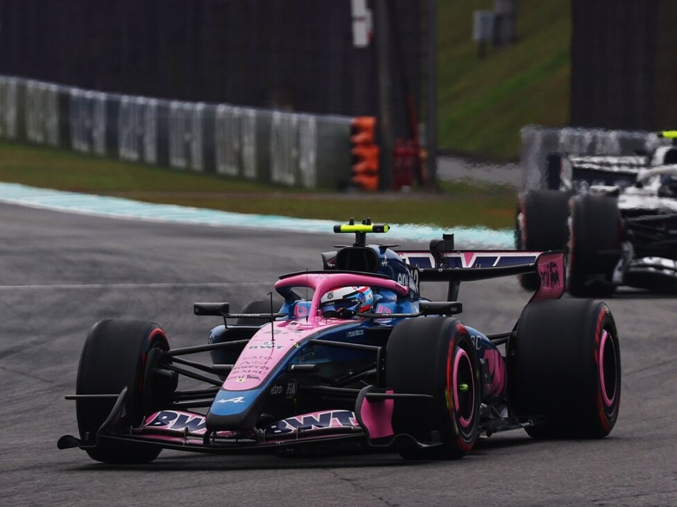 Franco Colapinto al volante del Alpine A526 durante el Gran Premio en el circuito de Sepang.