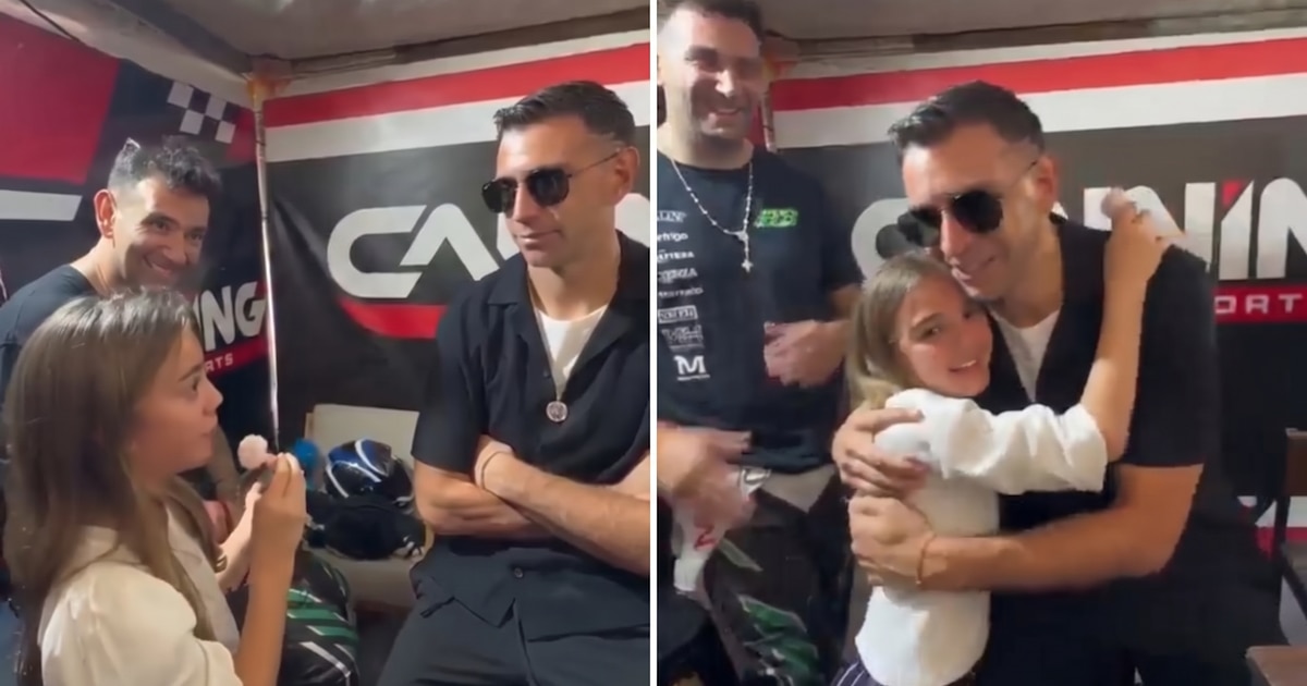 Emiliano Dibu Martínez junto a una niña y su hermano Alejandro en los boxes del Turismo Carretera en San Nicolás.