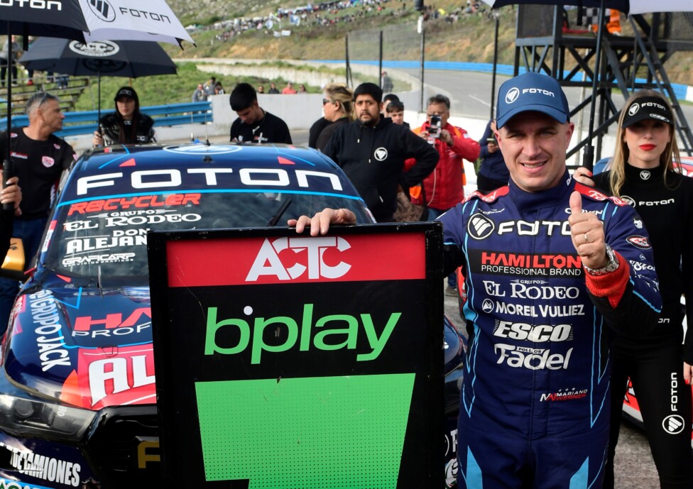 Mariano Werner celebra la pole position en el autódromo de Balcarce junto a su equipo y la Foton Tunland G7 del TC Pick Up.