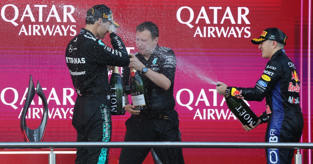 George Russell celebra en el podio junto al equipo Mercedes y Red Bull tras el Gran Premio de Azerbaiyán