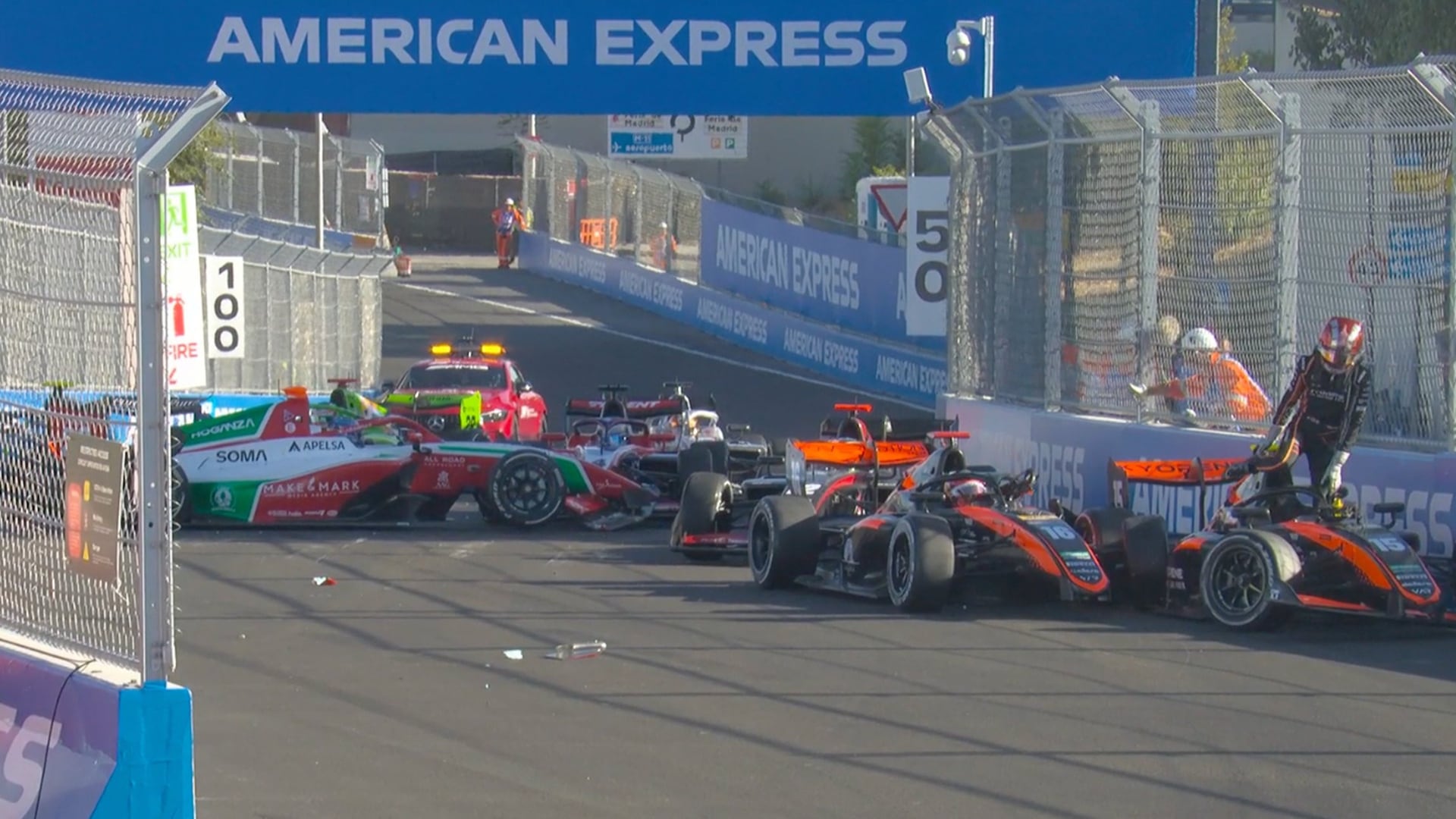 Monoplazas de Fórmula 3 involucrados en un accidente tras el inicio de la carrera en el circuito de España.