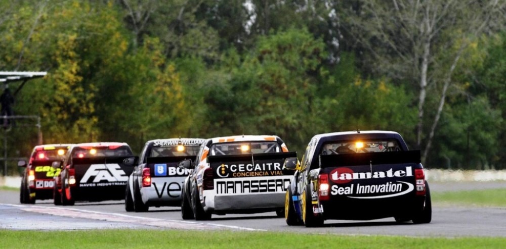 Las camionetas del TC Pick Up en plena competencia durante una fecha de la categoría.