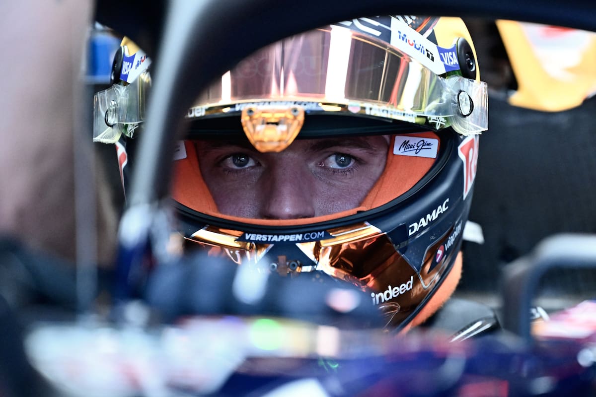 Max Verstappen con su casco y equipo en el habitáculo durante una sesión de la Fórmula 1.