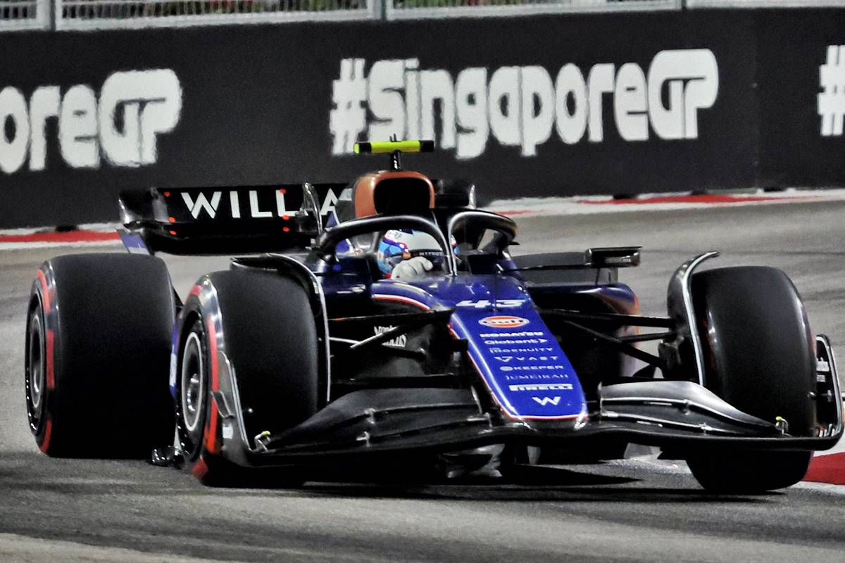 Monoplaza de Fórmula 1 en el circuito callejero de Marina Bay