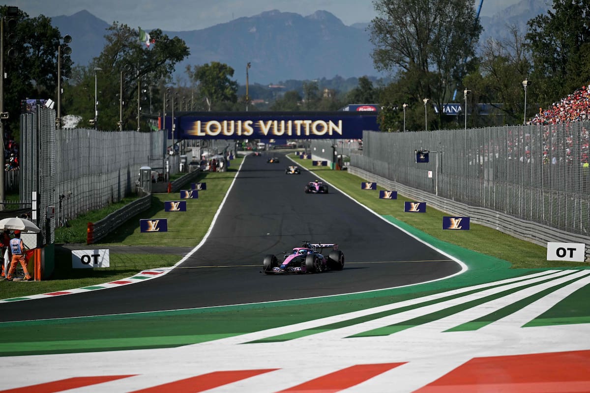 Monoplazas acelerando en una de las rectas del circuito de Monza durante la temporada de Fórmula 1.