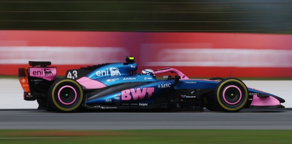 Franco Colapinto acelerando el Alpine durante una sesión en el circuito de Sepang