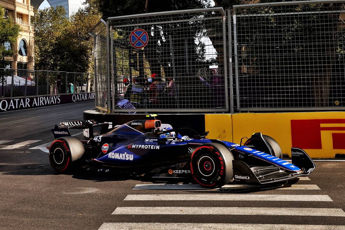 El monoplaza de Williams conducido por Franco Colapinto en el circuito callejero de Bakú.