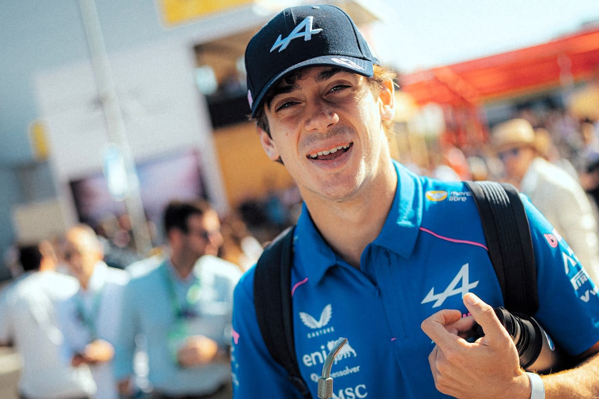 Franco Colapinto en el paddock de la Fórmula 1 vistiendo indumentaria del equipo Alpine