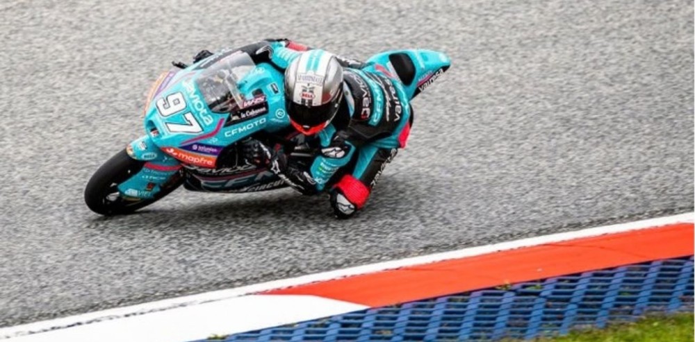 Marco Morelli en plena competencia de Moto3.