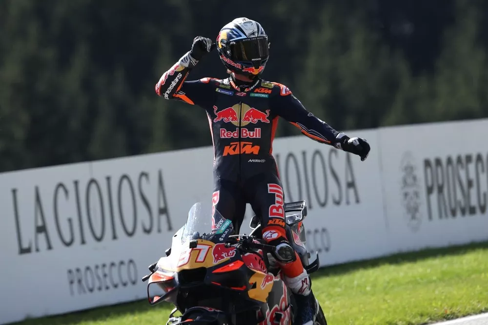 Pedro Acosta celebrando su primera victoria en MotoGP durante el Gran Premio de Austria.