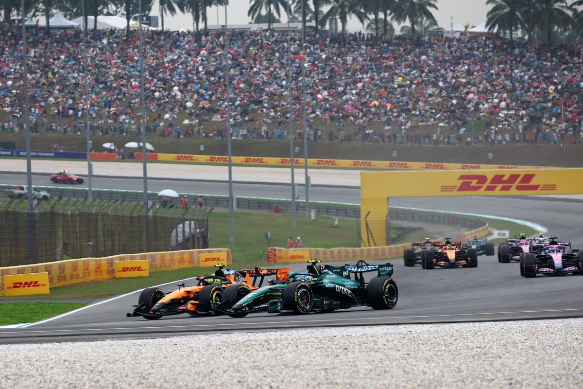 Monoplazas en plena competencia sobre el asfalto del circuito de Sepang durante el Gran Premio de Malasia.