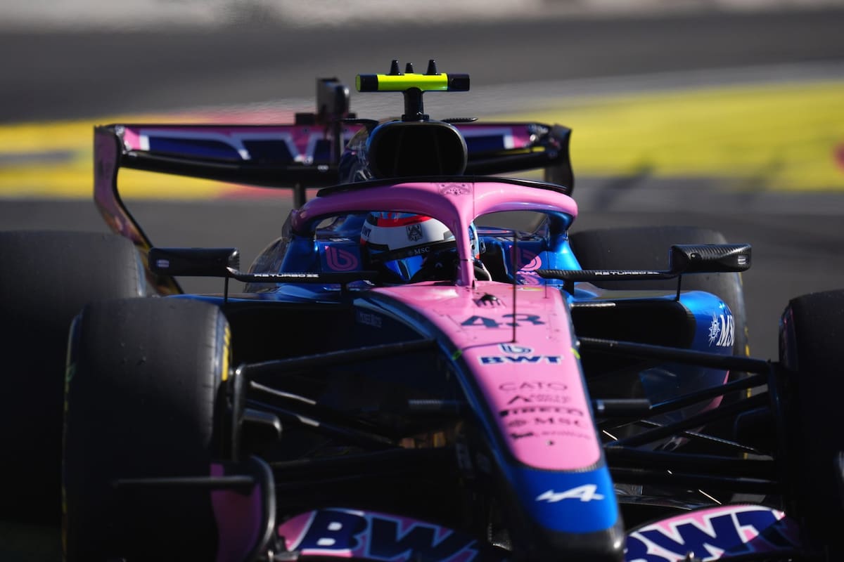 Monoplaza de Fórmula 1 en acción durante el Gran Premio de Azerbaiyán en el circuito callejero de Bakú.