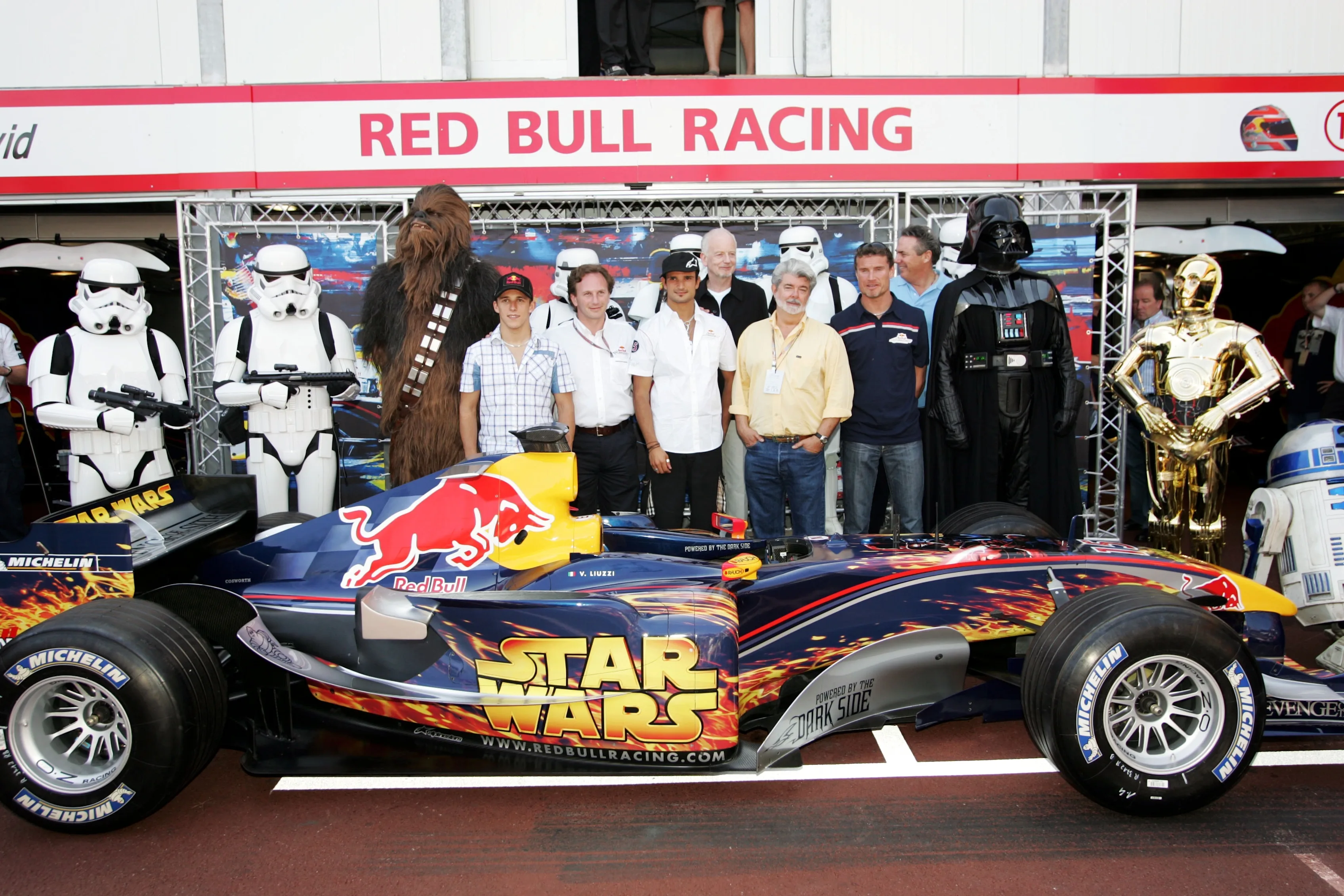Integrantes del equipo Red Bull Racing posan junto a personajes de Star Wars y un monoplaza con decoración especial durante el Gran Premio de Mónaco de 2005.