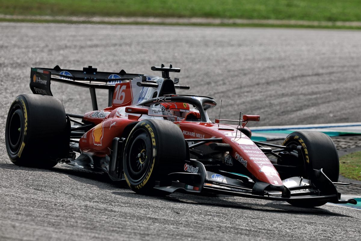 Charles Leclerc conduciendo el Ferrari durante la segunda práctica libre en Sepang