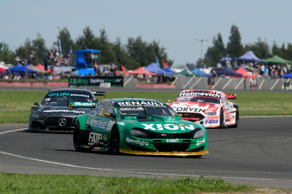 Ignacio Faín al mando de su Torino liderando la competencia del Turismo Carretera en el autódromo de San Nicolás.