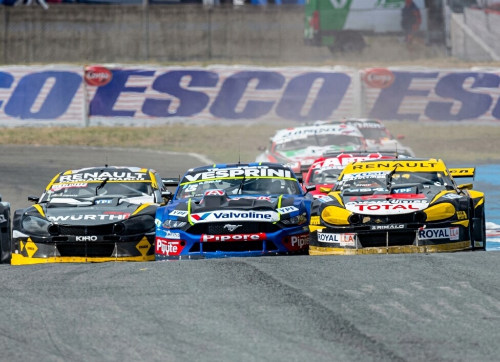 Autos de Turismo Carretera circulando en pista durante una competencia oficial.