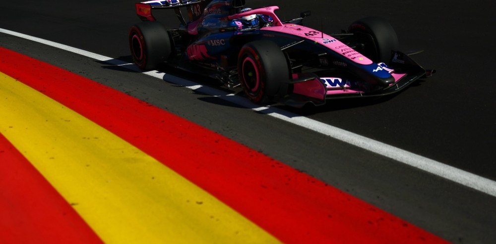 Un monoplaza de Fórmula 1 transitando una curva durante el Gran Premio de España.