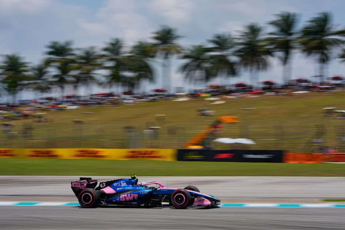 Monoplaza de Fórmula 1 en plena aceleración sobre la pista del circuito de Sepang durante las prácticas.