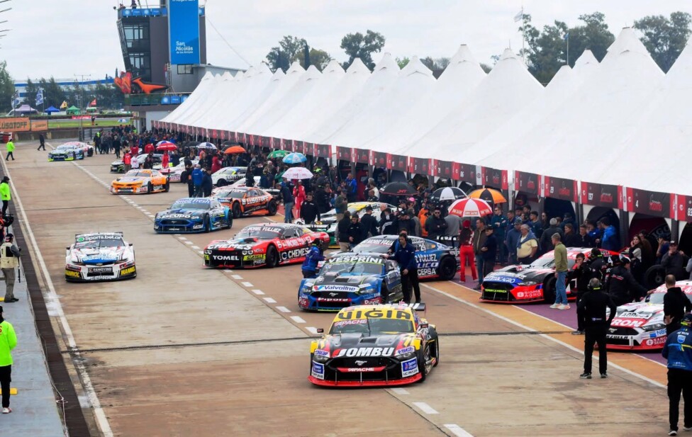 Parque cerrado y boxes del Turismo Carretera en el autódromo de San Nicolás durante la temporada 2026