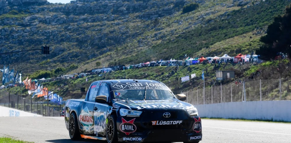 La Toyota Hilux de Hernán Palazzo transitando el autódromo de Balcarce durante la final de las TC Pick Up.