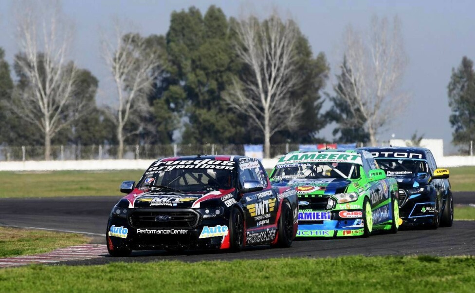 Unidades del TC Pista Pick Up transitando en fila india por el circuito de Balcarce durante la actividad oficial.