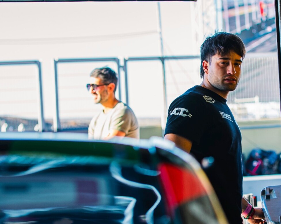 Ignacio Fain en los boxes del Turismo Carretera junto al Trotta Racing.