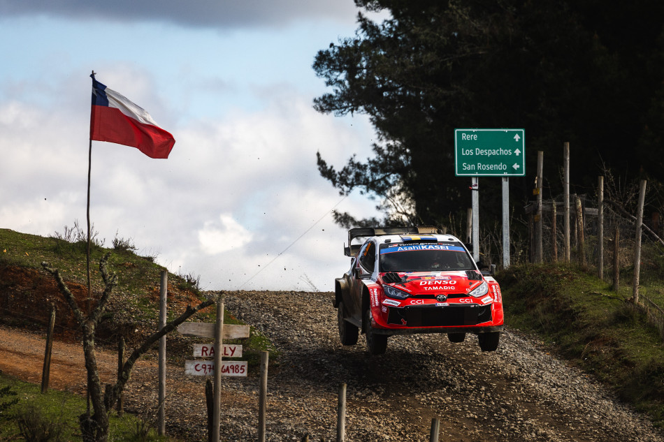 Auto de rally saltando en un tramo de tierra durante el Rally Chile Biobío 2026.
