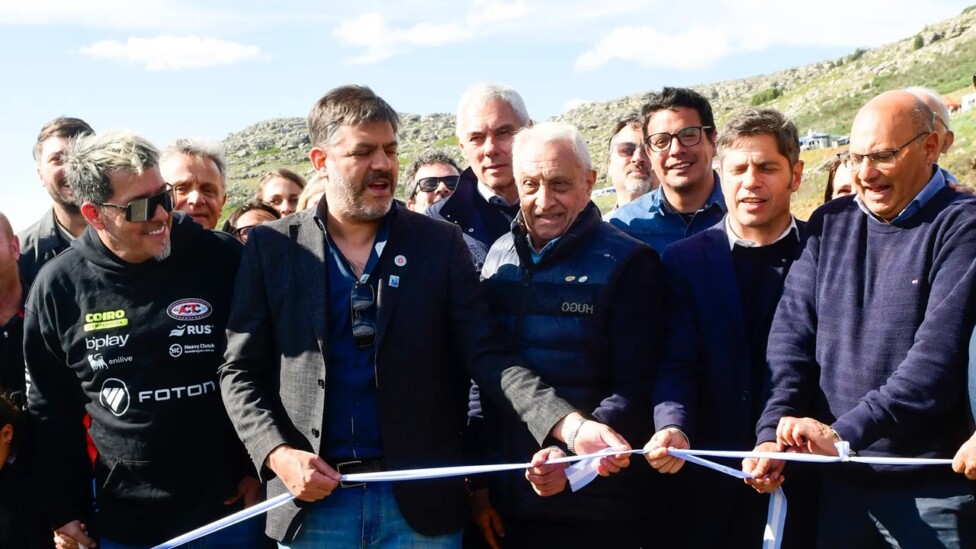 Autoridades provinciales y de la ACTC durante el corte de cintas en la reinauguración del autódromo de Balcarce.
