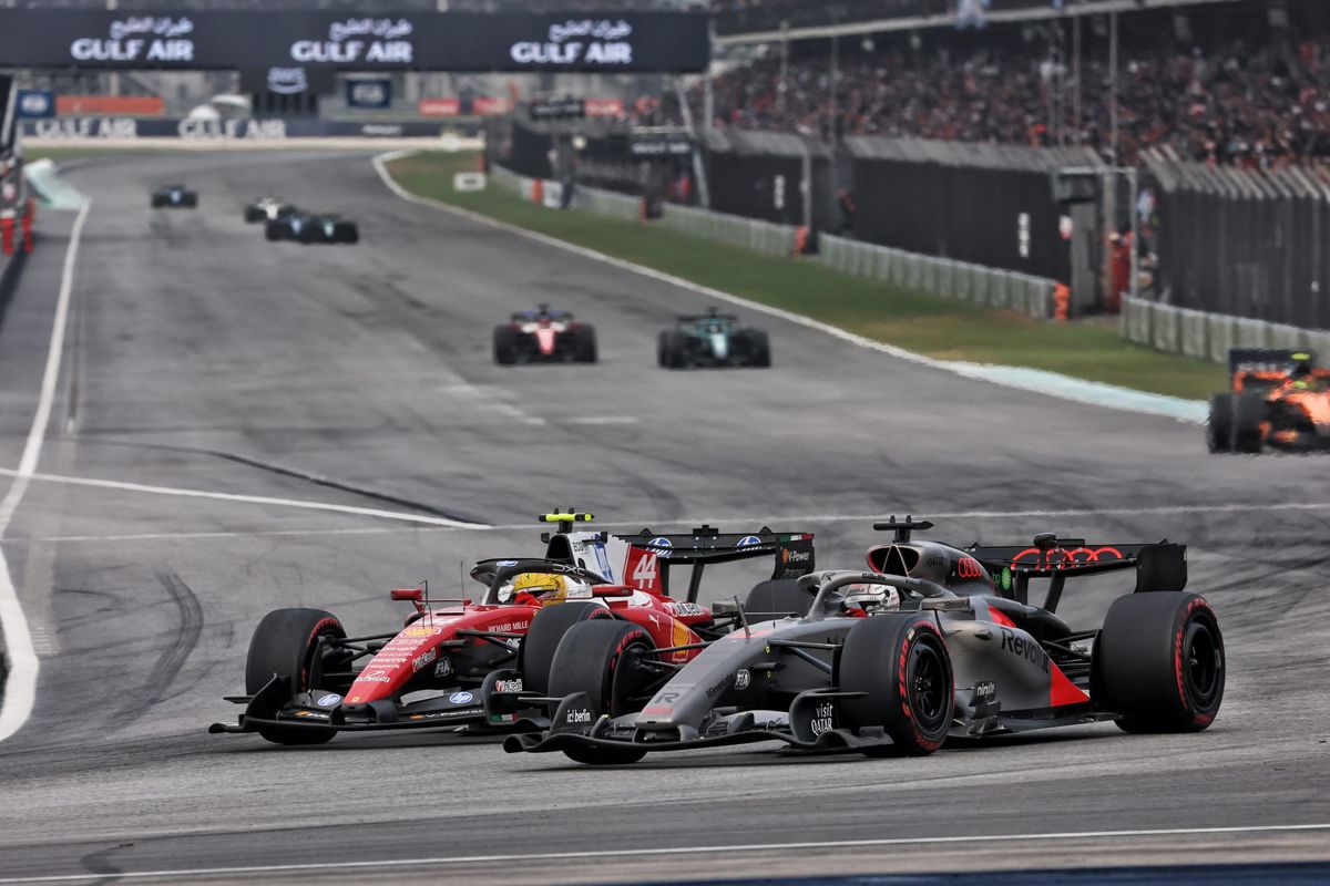 Monoplazas de Fórmula 1 acelerando durante el Gran Premio de Baréin en Malasia