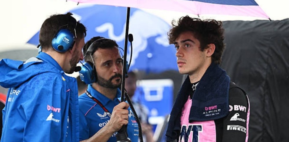 Franco Colapinto junto a los integrantes del equipo Alpine durante el Gran Premio de Malasia en el circuito de Sepang.