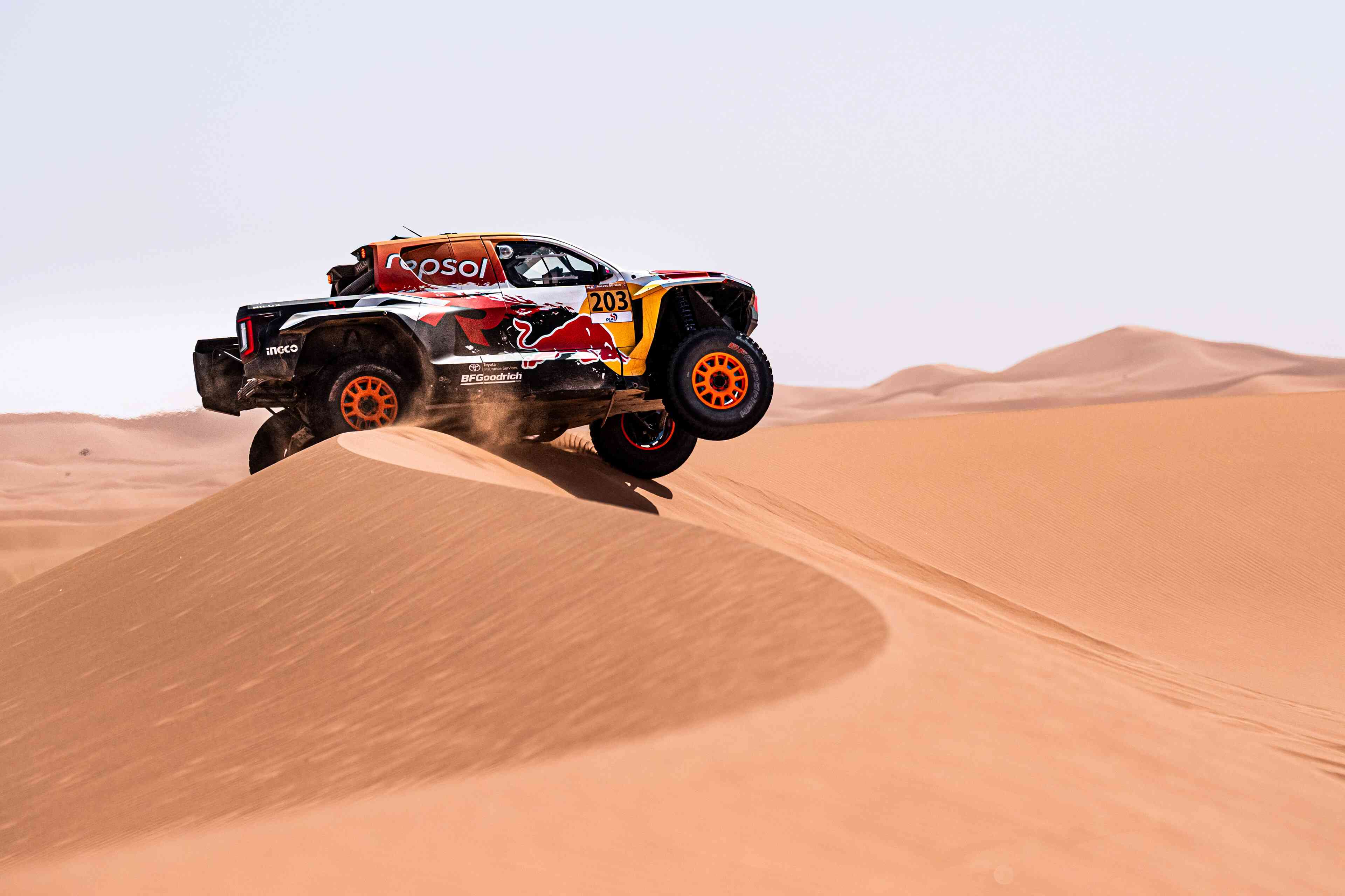 Seth Quintero conduciendo la Toyota Hilux GR en las dunas del Rally de Marruecos