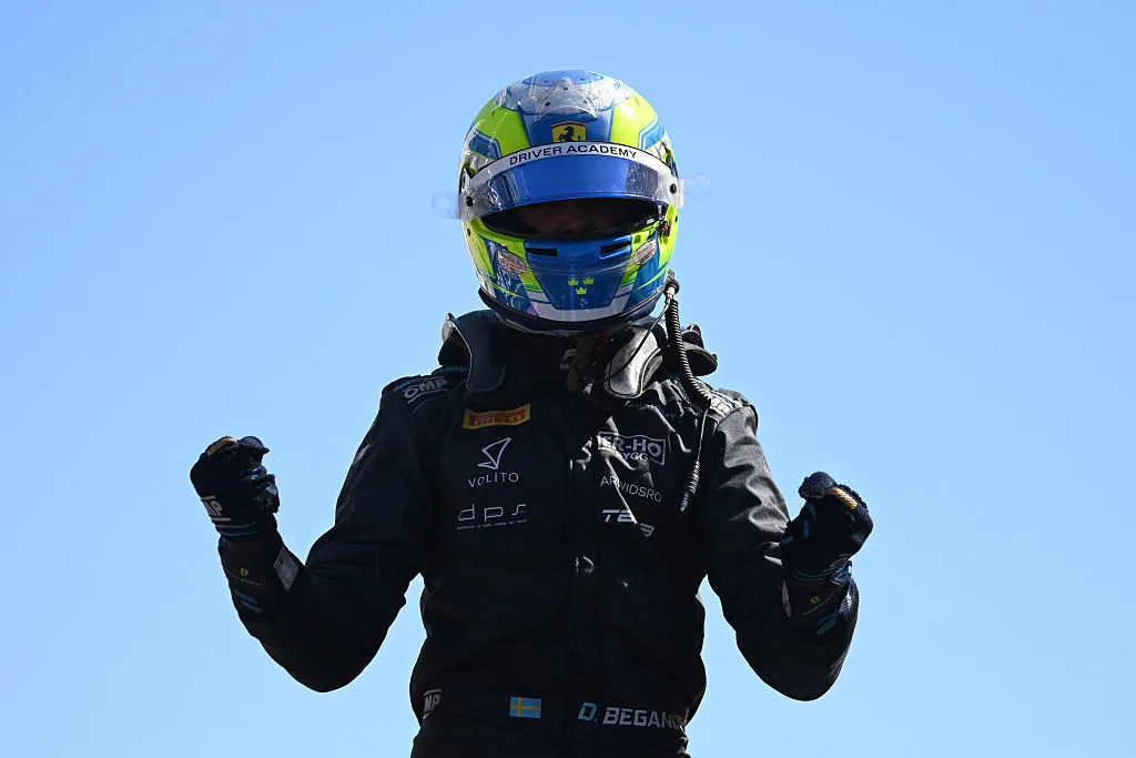 Dino Beganovic celebra su victoria tras cruzar la meta en el circuito de Madrid.