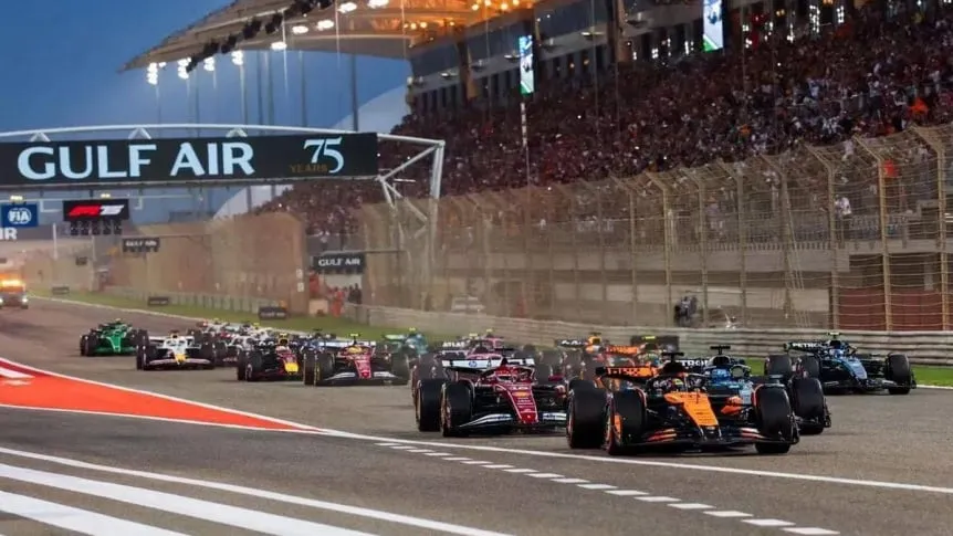 Monoplazas de la Fórmula 1 acelerando en la recta principal de un circuito durante un Gran Premio