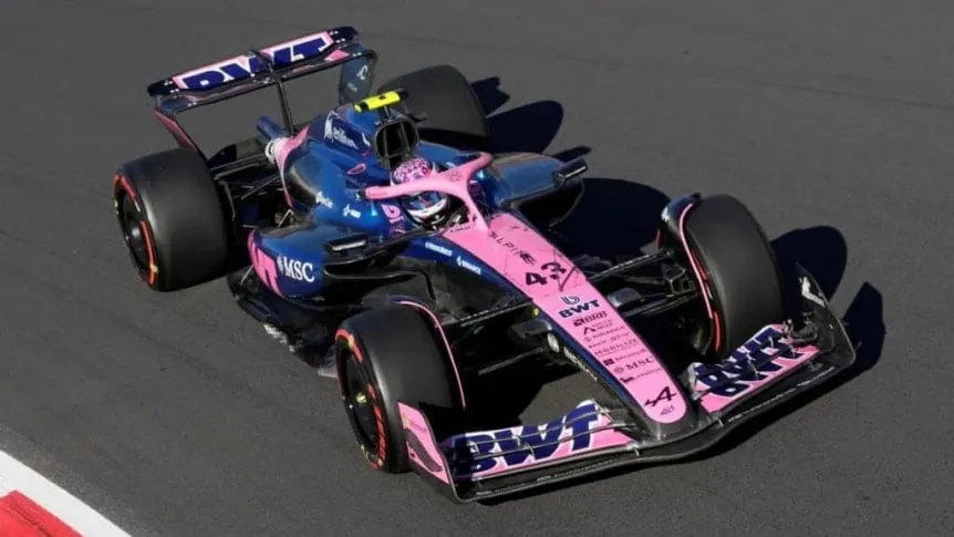 Monoplaza de Fórmula 1 en pista durante el Gran Premio de Malasia en el Circuito de Sepang.