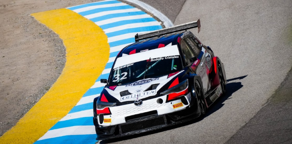 Un auto del TC2000 transitando una curva durante una competencia oficial.