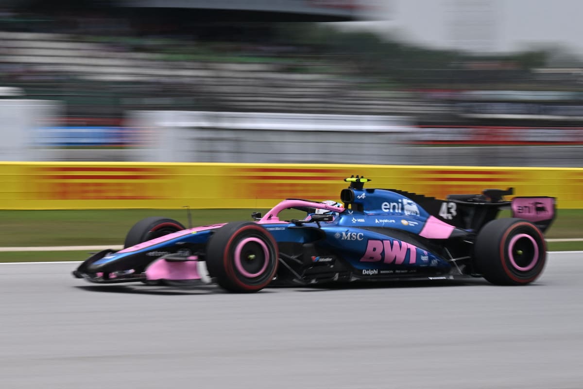 El monoplaza de Alpine en plena aceleración sobre el asfalto del circuito de Sepang durante las pruebas de la Fórmula 1.