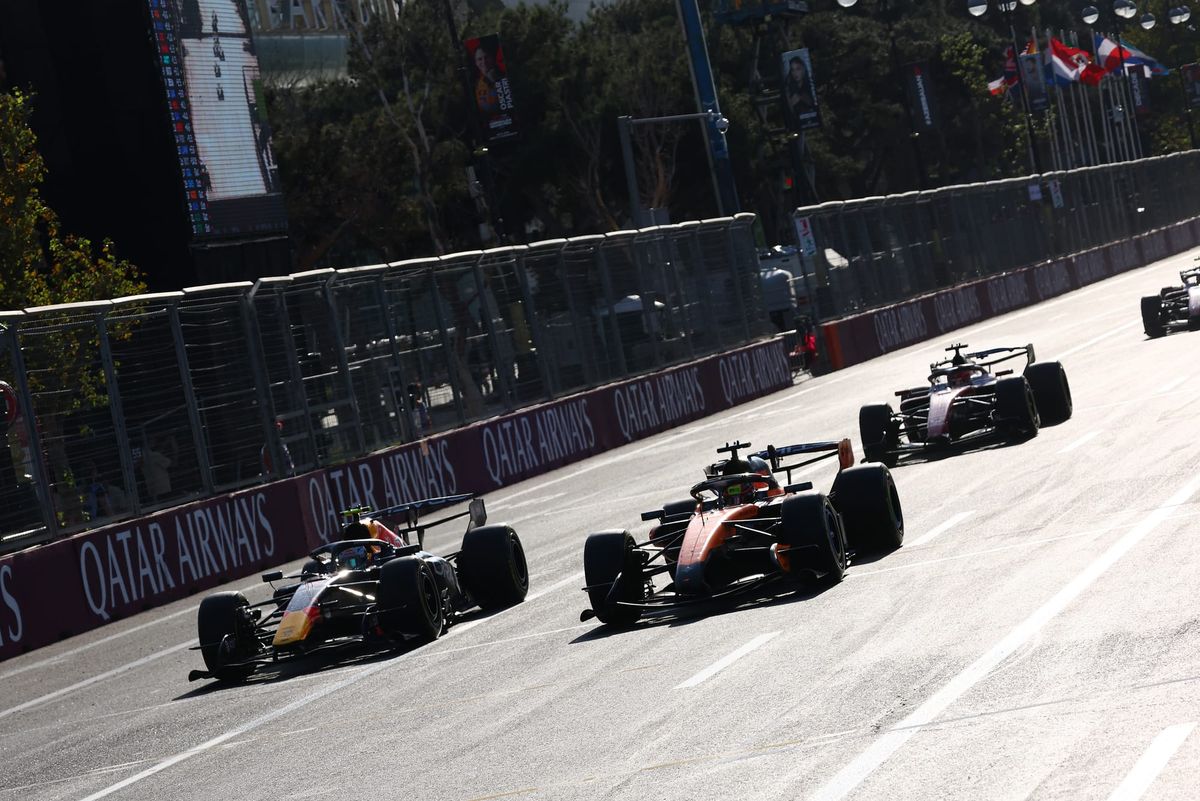 Monoplazas disputando una curva en el circuito callejero de Bakú durante el Gran Premio de Azerbaiyán de Fórmula 1