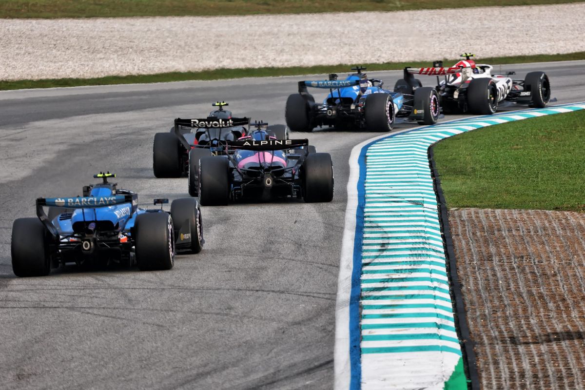 Monoplazas de Fórmula 1 en plena competencia sobre el asfalto del circuito de Sepang en Malasia.
