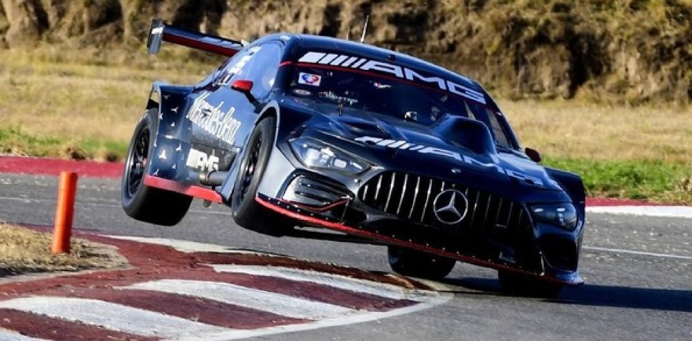 Otto Fritzler acelerando su vehículo durante una competencia de la categoría.