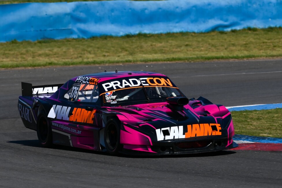 El Dodge de Nicolás Jaime en plena competencia en el autódromo de Rosario.