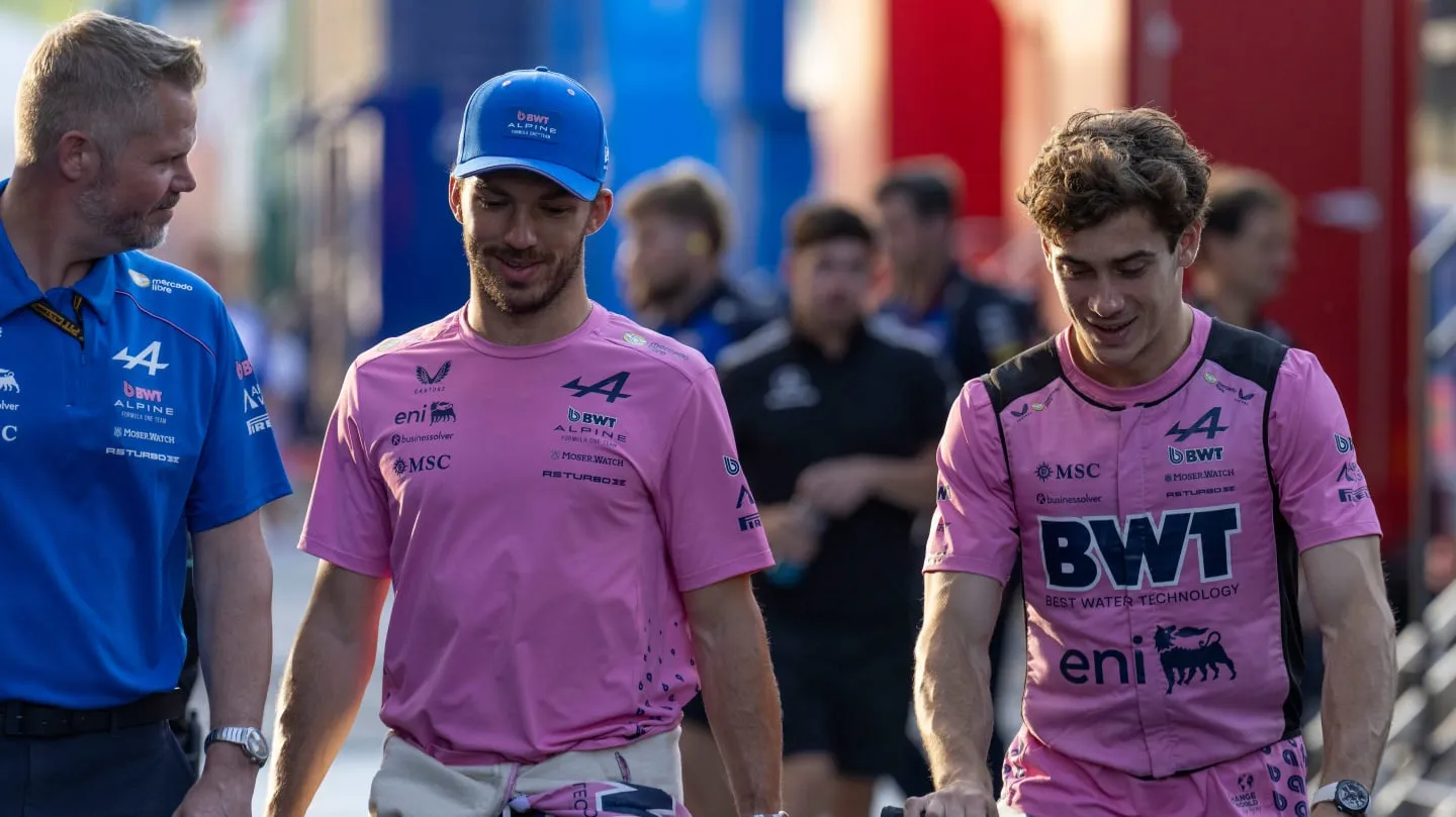 Franco Colapinto y Pierre Gasly, pilotos de Alpine, caminando en el paddock.