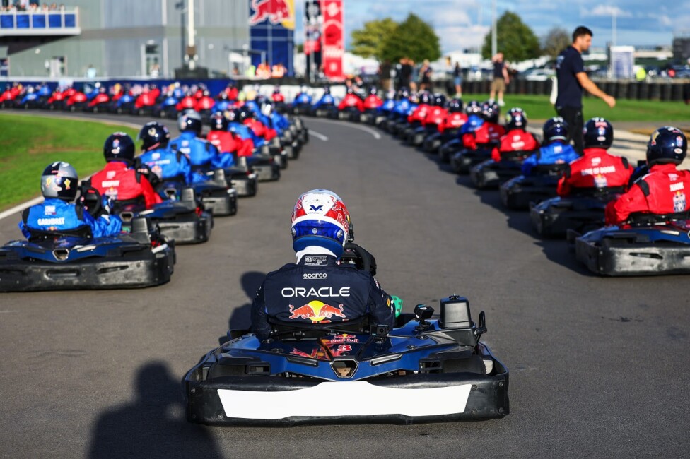 Max Verstappen en la grilla de partida de una carrera de karting en Silverstone.