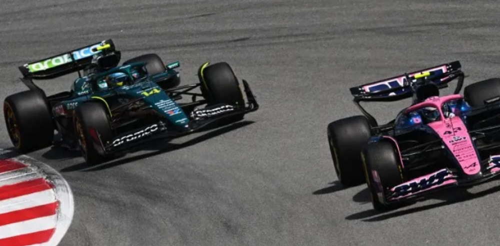 Monoplazas de Fórmula 1 en pista durante una competencia