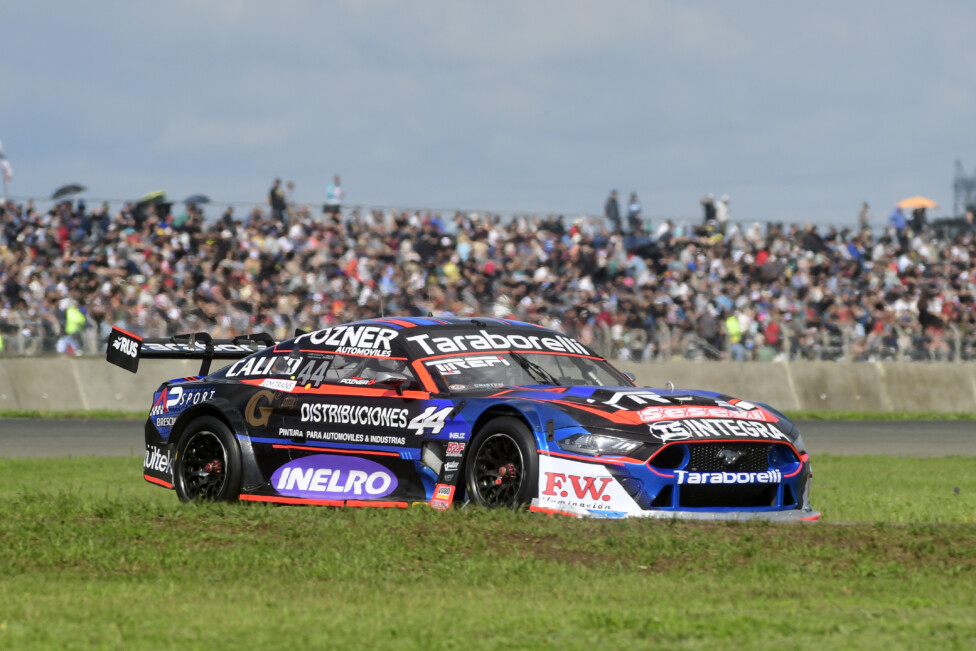Thomas Pozner a bordo de su Ford Mustang durante la final del TC Pista en el autódromo de San Nicolás.