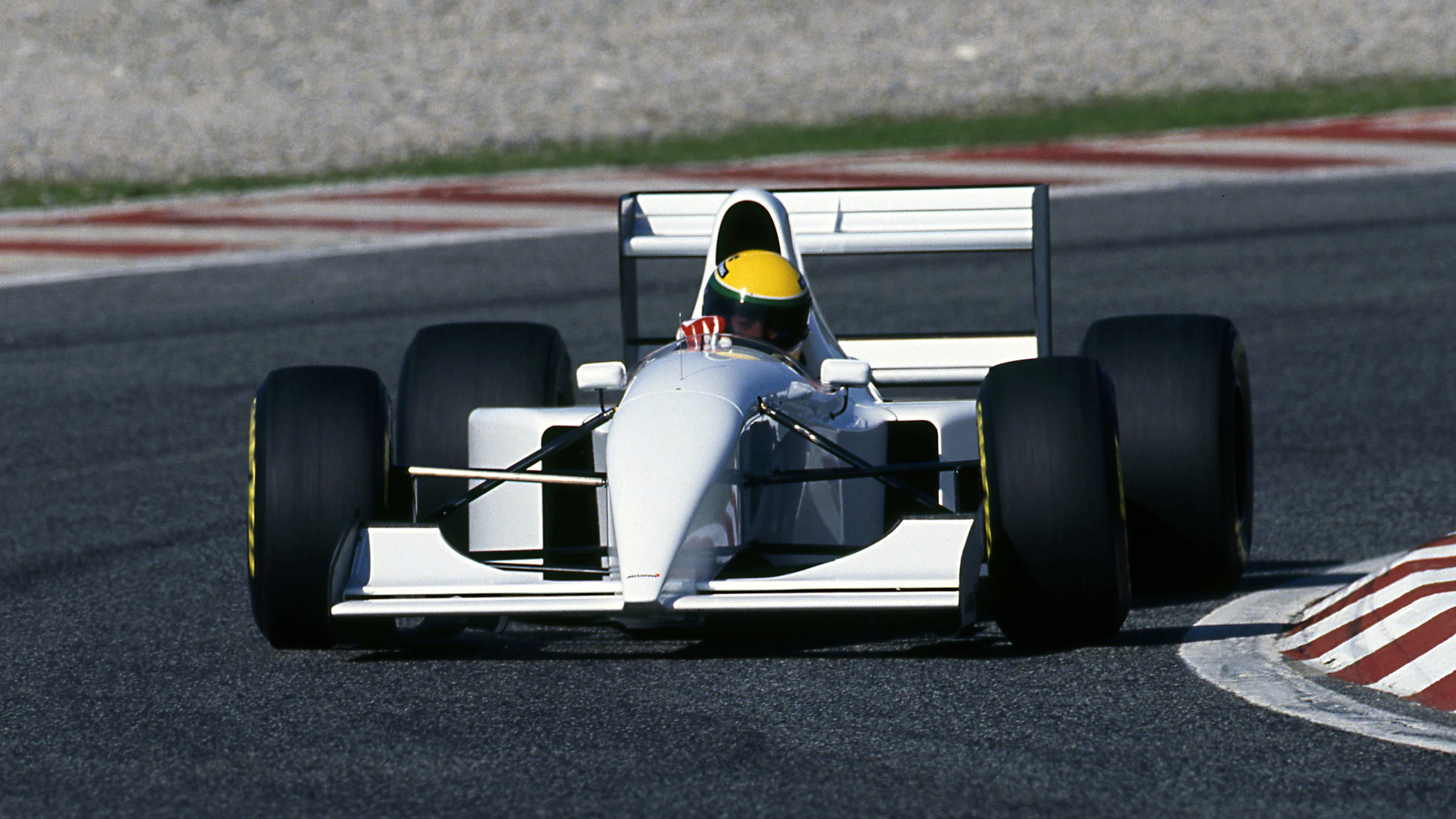Ayrton Senna probando un monoplaza McLaren con motor Lamborghini V12.