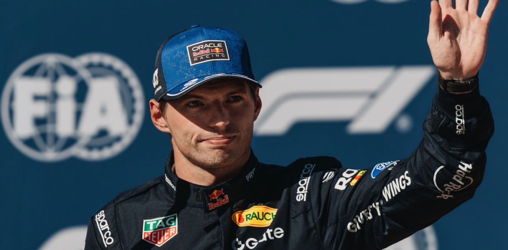Max Verstappen, piloto de Fórmula 1, saludando durante un evento oficial.