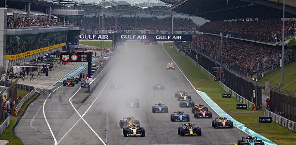 Monoplazas de Fórmula 1 en la grilla de partida del Circuito de Sepang en Malasia.