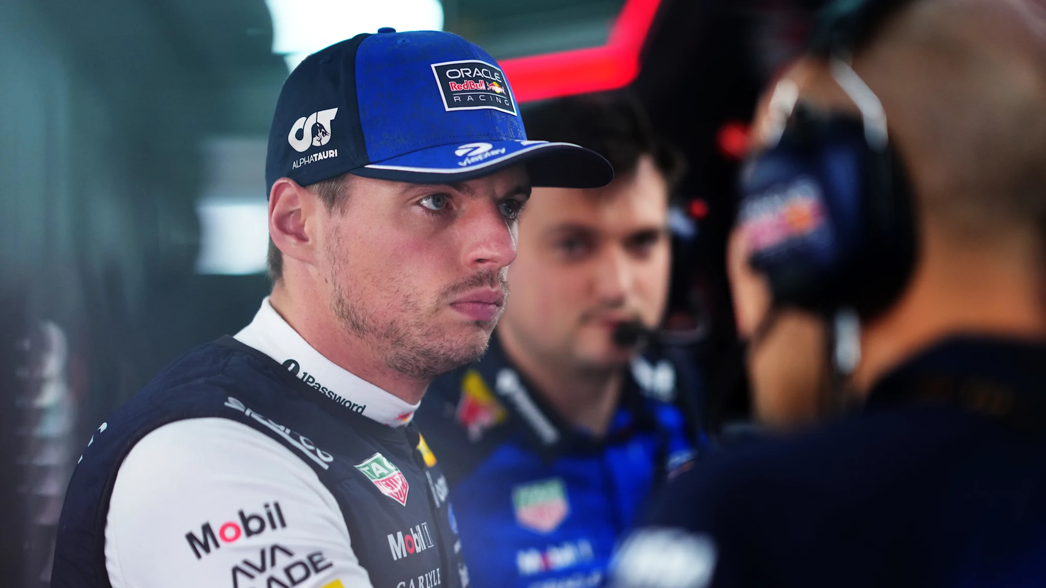 Max Verstappen en el box de Red Bull durante los entrenamientos en Malasia