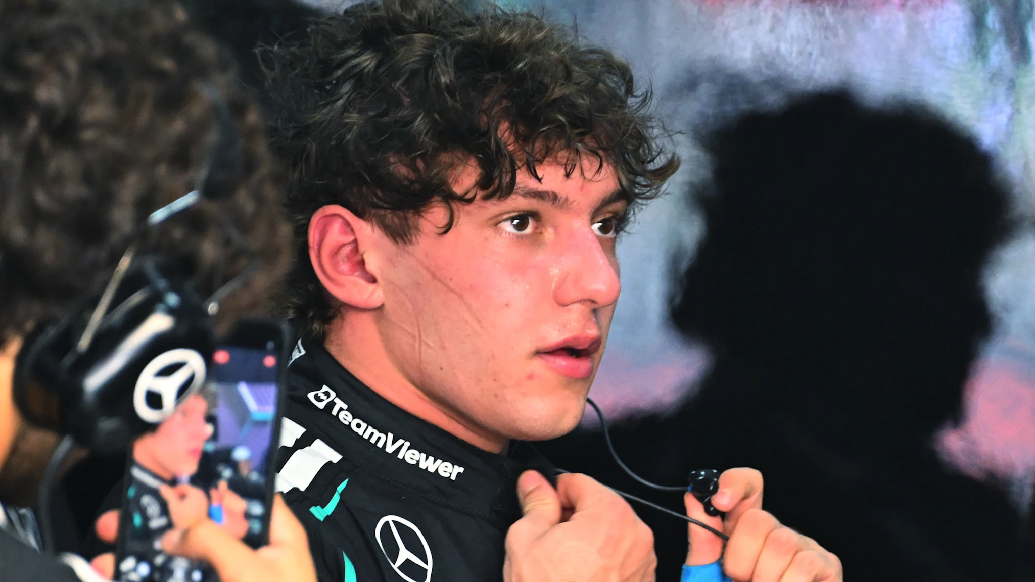 Andrea Kimi Antonelli en el box de Mercedes durante el fin de semana de competencia en Malasia.